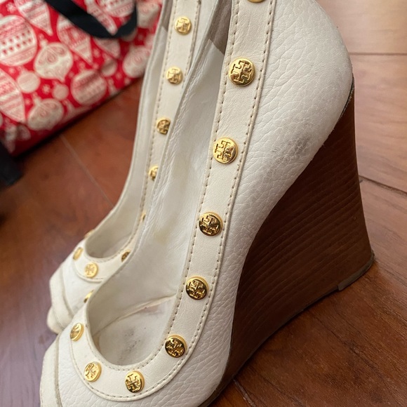 Tory Burch white leather wedges. Size 7 - Picture 2 of 4